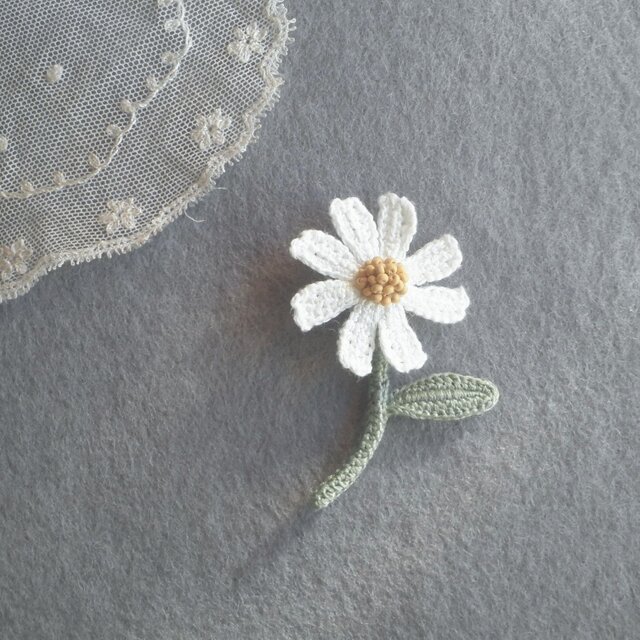 かぎ針で編んだブローチ　可愛いコサージュ　デイジーみたいな一輪のお花　マスタードビーズ　一葉