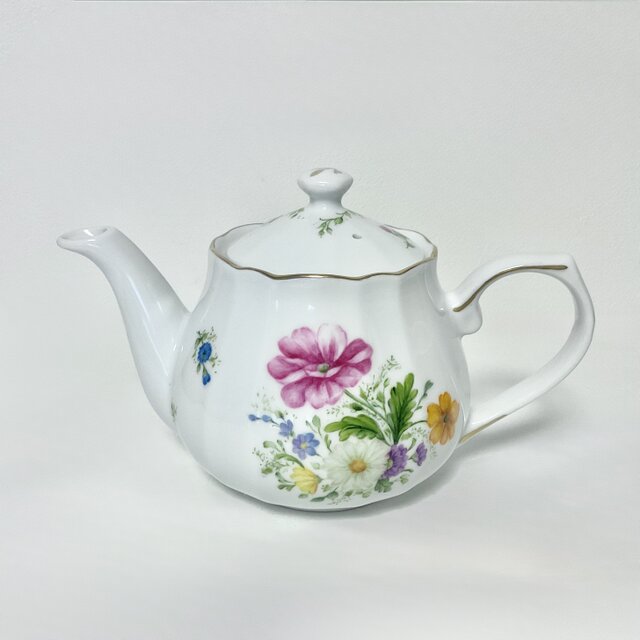 カラフルな手描きの花のティーポット