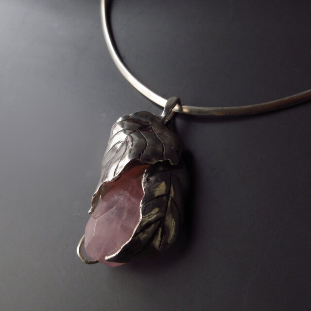 ローズクォーツ・包み込むような優しいデザインのシルバーチョーカー