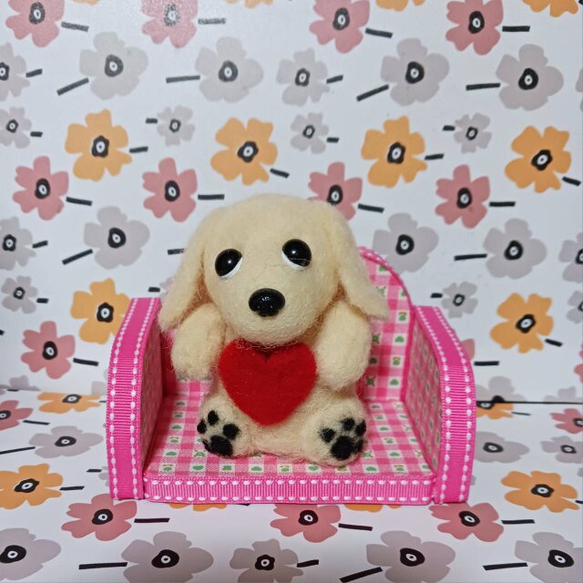 羊毛フェルト クリームダックス色ハート付き ソファ付き