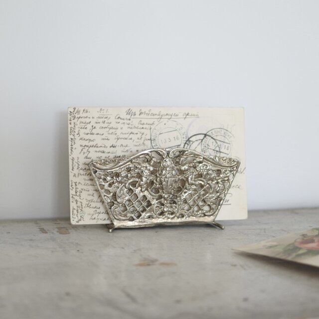 古い格子のペーパーホルダー