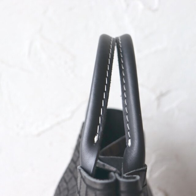 微光沢が映える本革クロコ調スクエア型押しミニトート 兼用