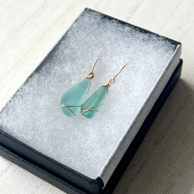 14kgf》海色シーグラスのアシンメトリーピアス | iichi 日々の暮らしを