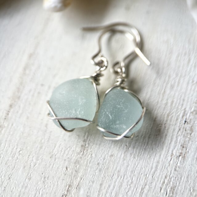 《Silver925》小さな空色シーグラスが揺れるフックピアス