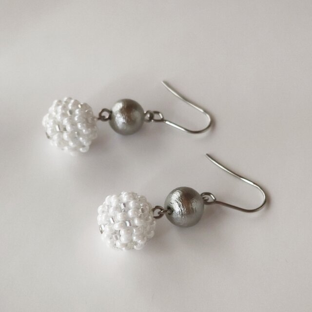 ビーズボールピアス(白×グレー)