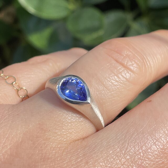 タンザナイト ペアシェイプカット 0.9ct 変形印台 シルバーSV925リング