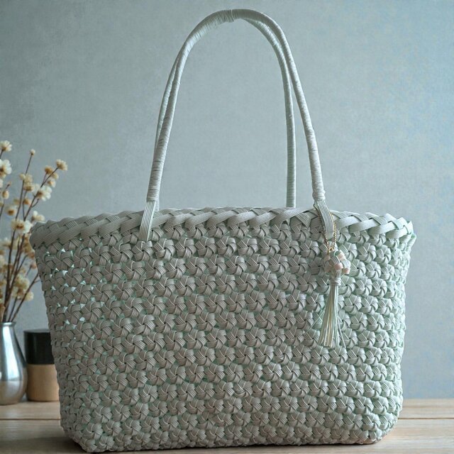 チャームが付いた爽やかなミントグリーンのクラフトバンド花結びショルダーバッグ　ハンドバッグ クリスマスギフト　プレゼント