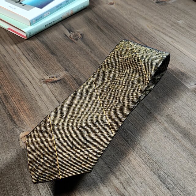 黒とからし色の影彩