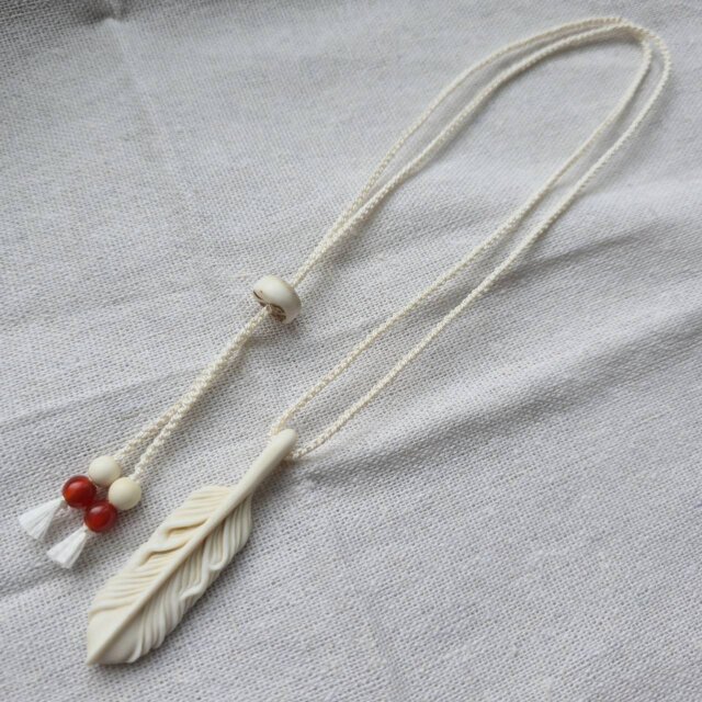 鹿の角 フェザーペンダント #11 | iichi 日々の暮らしを心地よくする
