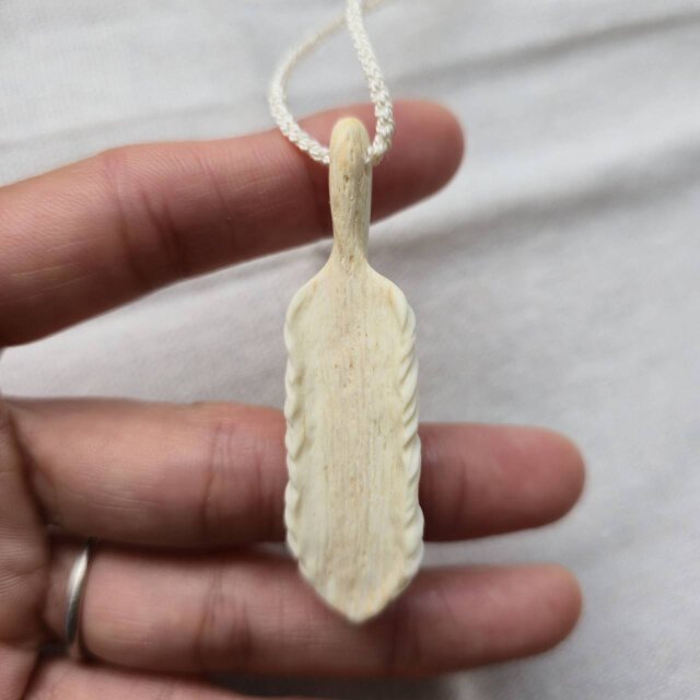 鹿の角 フェザーペンダント #11 | iichi 日々の暮らしを心地よくする