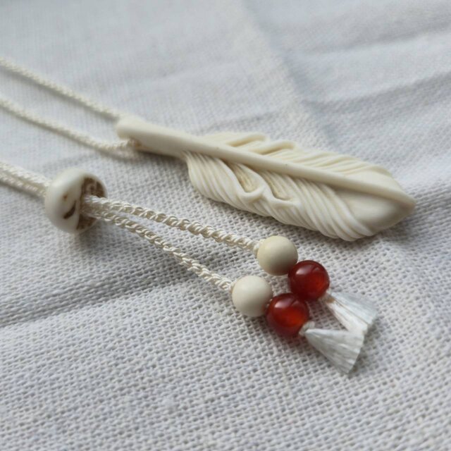 鹿の角 フェザーペンダント #11 | iichi 日々の暮らしを心地よくする