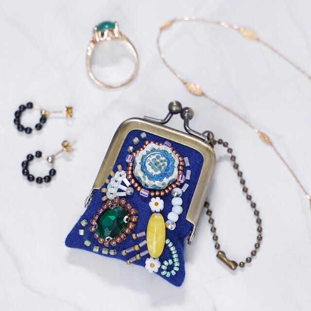 小さなビーズ刺繍のがま口 No.88｜ブルー×ウール｜ネックレス・バッグチャームにも｜アクセサリーケース｜一点物