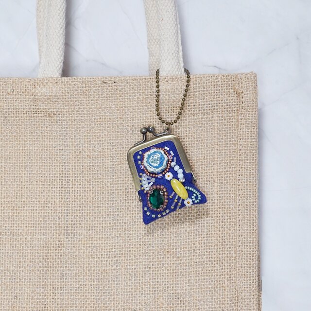 小さなビーズ刺繍のがま口 No.88｜ブルー×ウール｜ネックレス・バッグ