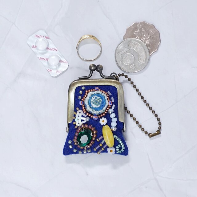 小さなビーズ刺繍のがま口 No.88｜ブルー×ウール｜ネックレス・バッグ