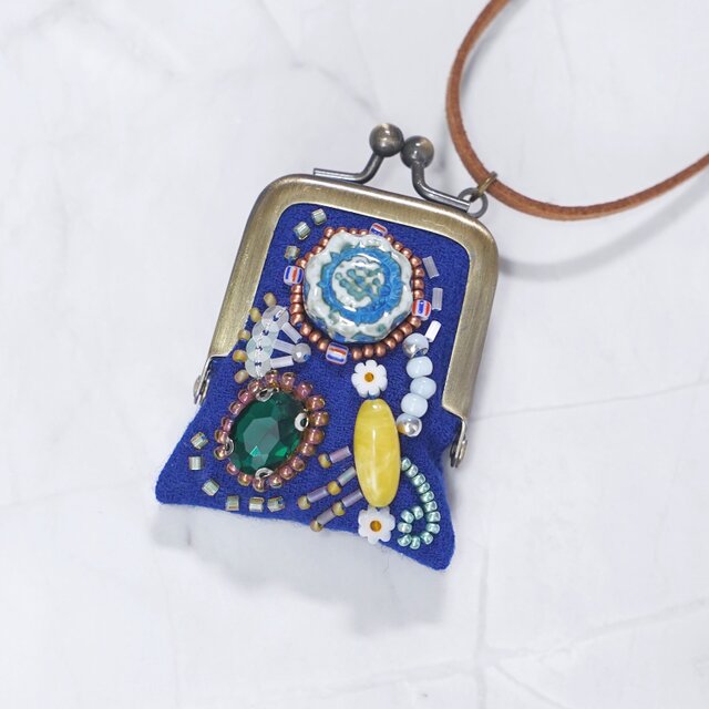 ハンドメイド　ビーズ刺繍　がま口ポーチ 小さなビーズ刺繍のがま口 No.88｜ブルー×ウール｜ネックレス・バッグ