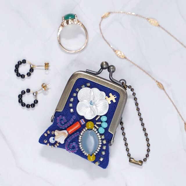 小さなビーズ刺繍のがま口 No.89｜ブルー×ウール｜ネックレス・バッグチャームにも｜アクセサリーケース｜一点物
