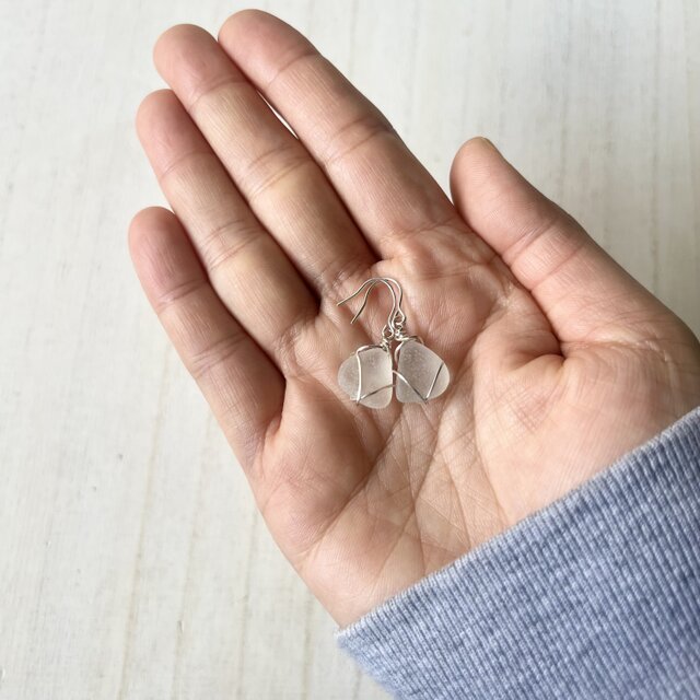 Silver925》ホワイトシーグラスが揺れるフックピアス | iichi 日々の