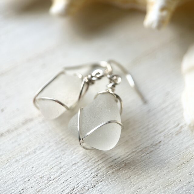 シーグラスピアス Silver925》ホワイトシーグラスが揺れるフックピアス | iichi 日々の