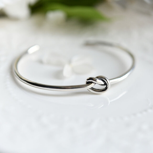 良いご縁に恵まれるお守り シルバーの結び目バングル　単品 　重ね付けにも～
