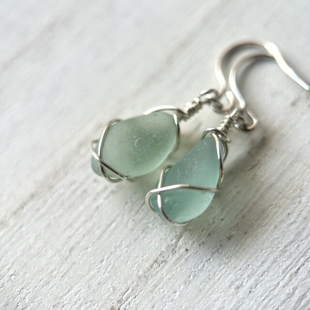 《Silver925》小さなミントグリーンシーグラスが揺れるフックピアス