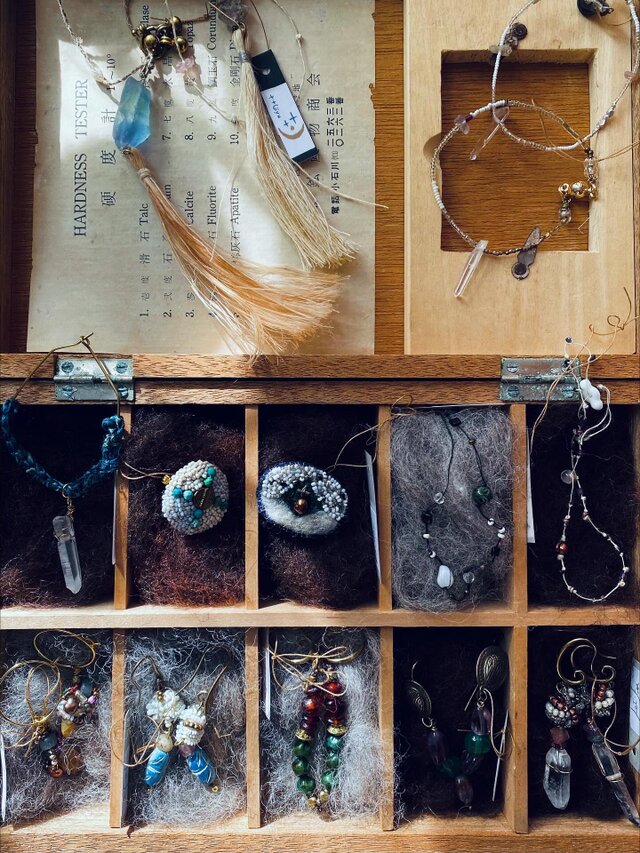 祈りのブローチ・ホワイト系 | iichi 日々の暮らしを心地よくする
