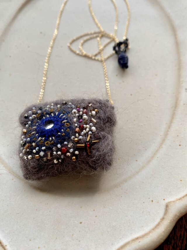 ウールとミラー刺繍のペンダント・チャコール