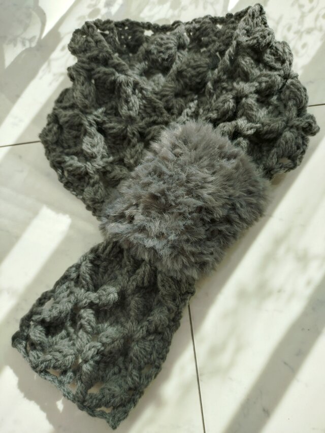 【お客様の声から生まれた】マフラー ファー バタフライ 花 柄 模様 ループ ショート スモーキー グレー 手編み 編み物 編み