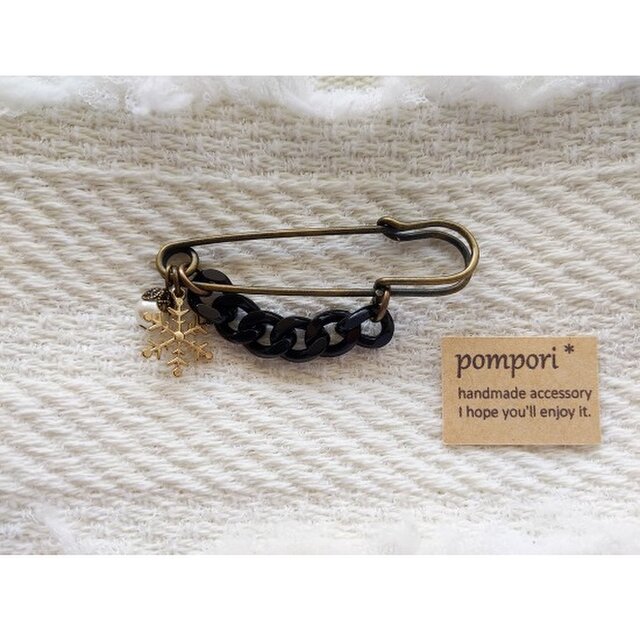 ブラックチェーンとスノーフレークのブローチピン