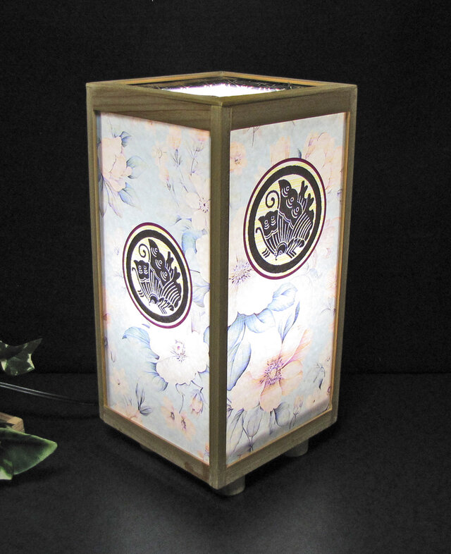 ◆『丸に揚羽蝶』家紋の宿り木／至福の灯かり・心温まるひと時／25-60／LED･桧枠造・ラミネート加工・軽量／