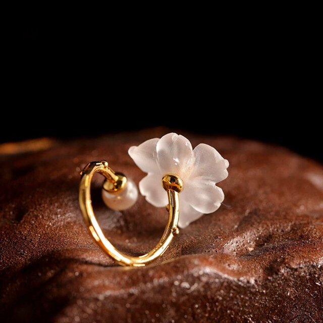 百合の花のリング - 特別な日の贈り物や自身へのご褒美としても最適