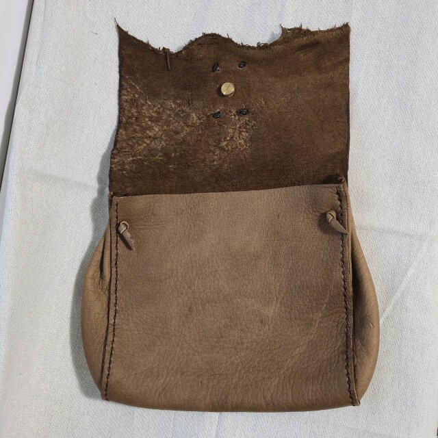 鹿革のメディスンポーチ レッドアゲートの鹿角コンチョ | iichi 日々の