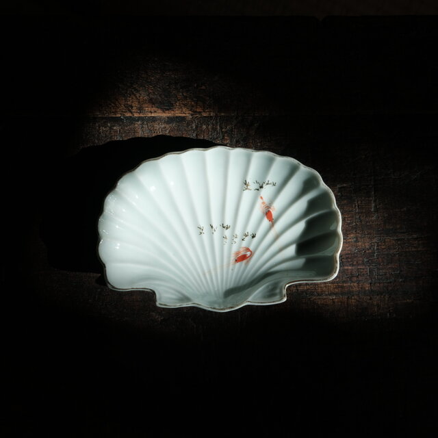 貝殻の形状◇2匹の赤い海老。時代物 青磁金彩変形皿 刺身皿 古民家