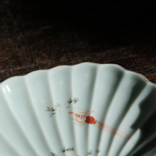 貝殻の形状◇2匹の赤い海老。時代物 青磁金彩変形皿 刺身皿 古民家