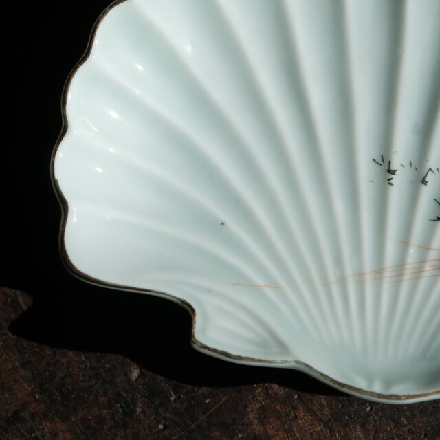 貝殻の形状◇2匹の赤い海老。時代物 青磁金彩変形皿 刺身皿 古民家