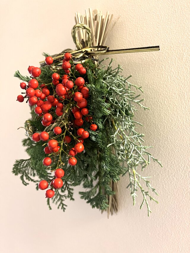 しめ縄.お正月飾り ~南天とカレックスの乄縄 | iichi 日々の暮らしを