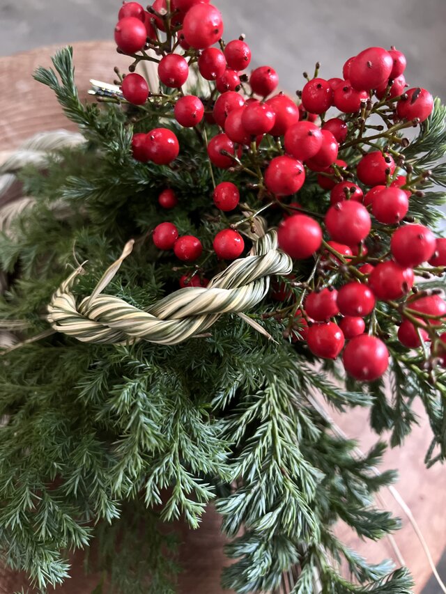 しめ縄.お正月飾り ~南天とカレックスの乄縄 | iichi 日々の暮らしを