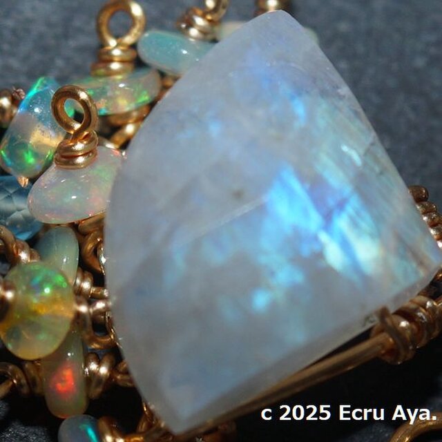 Noel*月明かり*レインボームーンストーンのピアス | iichi 日々の