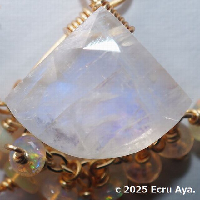 Noel*月明かり*レインボームーンストーンのピアス | iichi 日々の