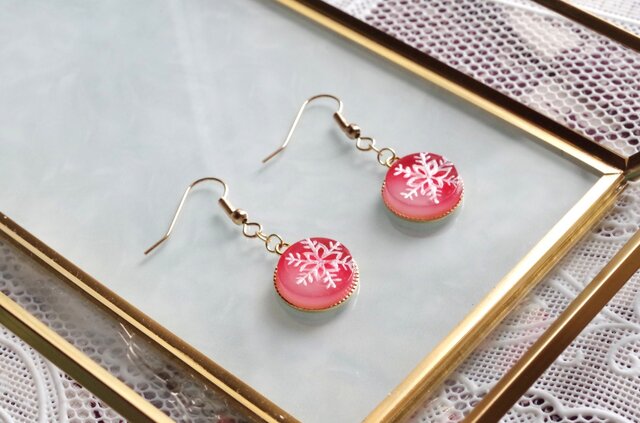 レジンアート 雪の結晶のラウンドピアス〈赤〉 | iichi 日々の暮らしを