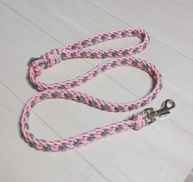 パラコード リード 大型犬用 光沢ピンクのLoveLove編み お揃いの首輪も