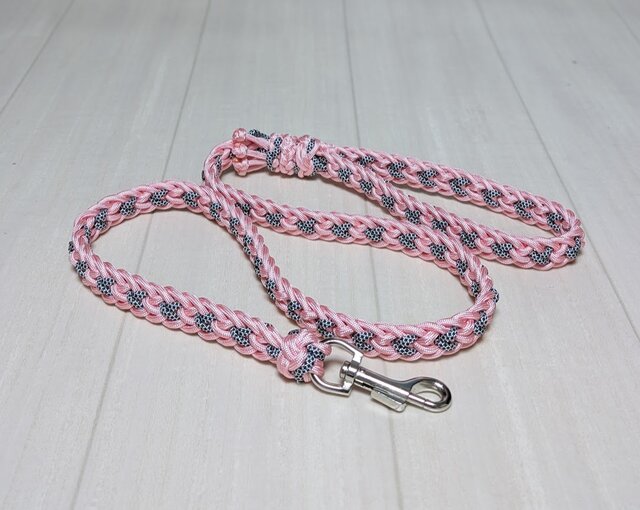 パラコード リード 大型犬用 光沢ピンクのLoveLove編み お揃いの首輪も