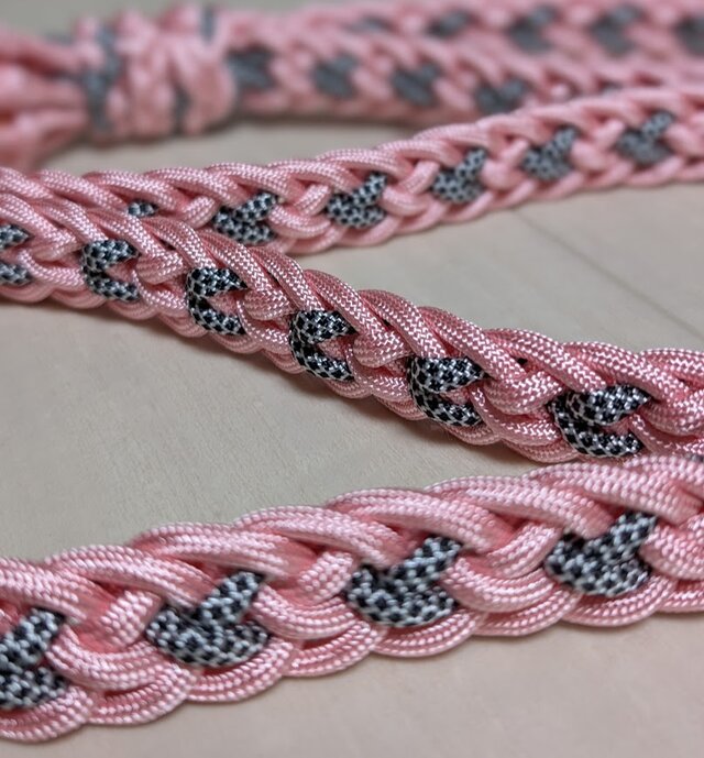 パラコード リード 大型犬用 光沢ピンクのLoveLove編み お揃いの首輪も