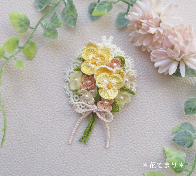 レース編み ビオラと野の花のブローチ *yellow mix* | iichi 日々の