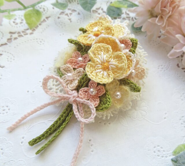 レース編み ビオラと野の花のブローチ *yellow mix* | iichi 日々の