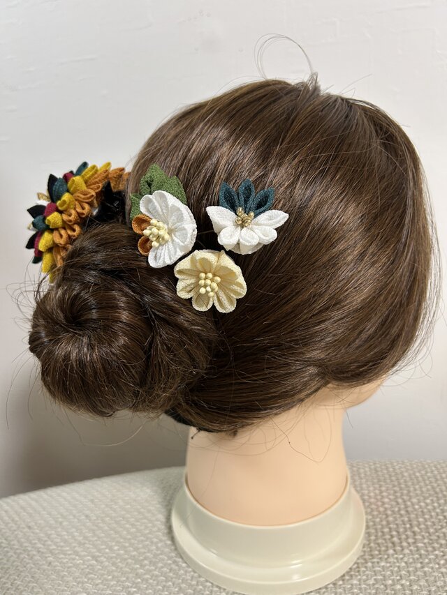 黄土と深緑のつまみ細工 半クスかんざし小花コームセット | iichi 日々
