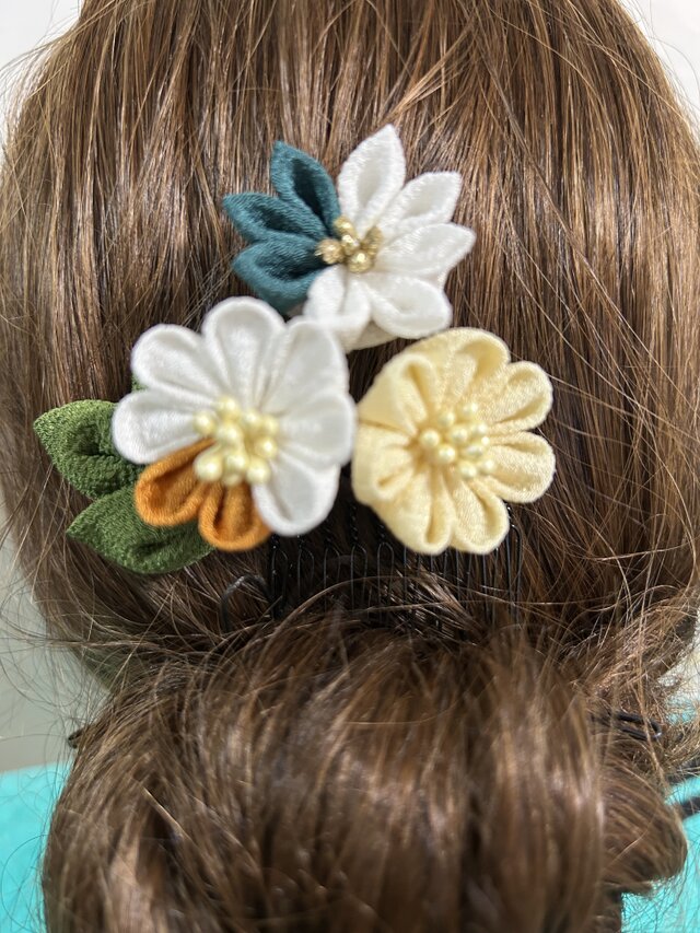 黄土と深緑のつまみ細工 半クスかんざし小花コームセット | iichi 日々
