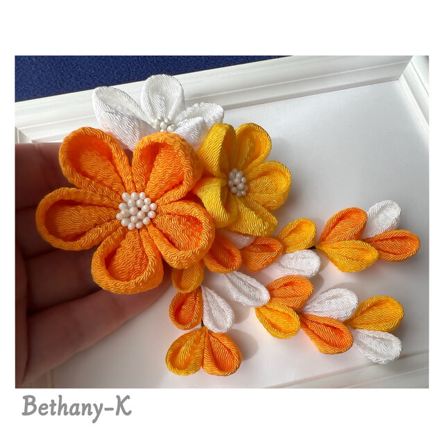 七五三・卒業式に◇大きくて可愛いつまみ細工の髪飾り(下がり付き)◇白