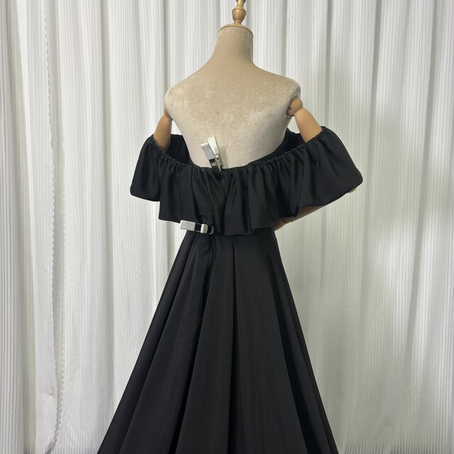 高品質！パーティードレス ブラック オフショルダー イタリアサテン