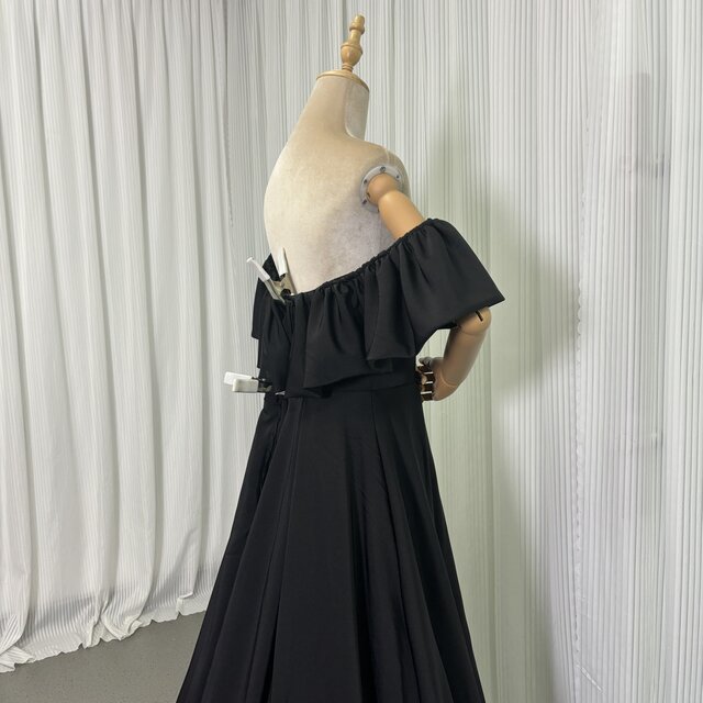 高品質！パーティードレス ブラック オフショルダー イタリアサテン