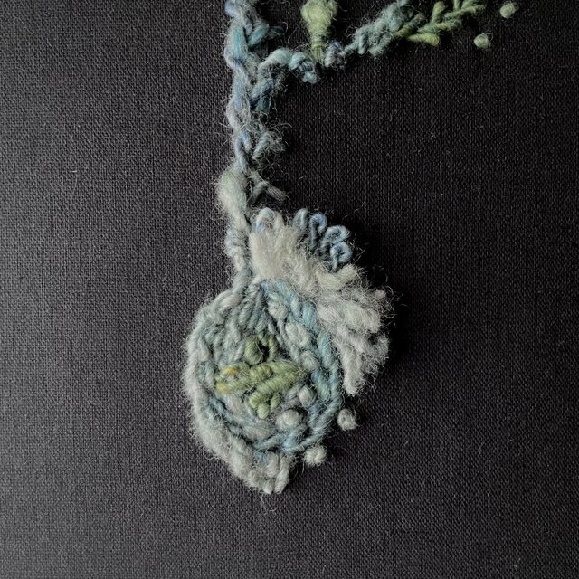 一点もの】『手紡ぎ糸のお花. b'』手刺繍ファブリックパネル | iichi